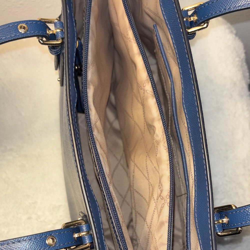 Michael Kors Voyager Saffiano leather tote bag in navy blue. - Picture 7 of 12